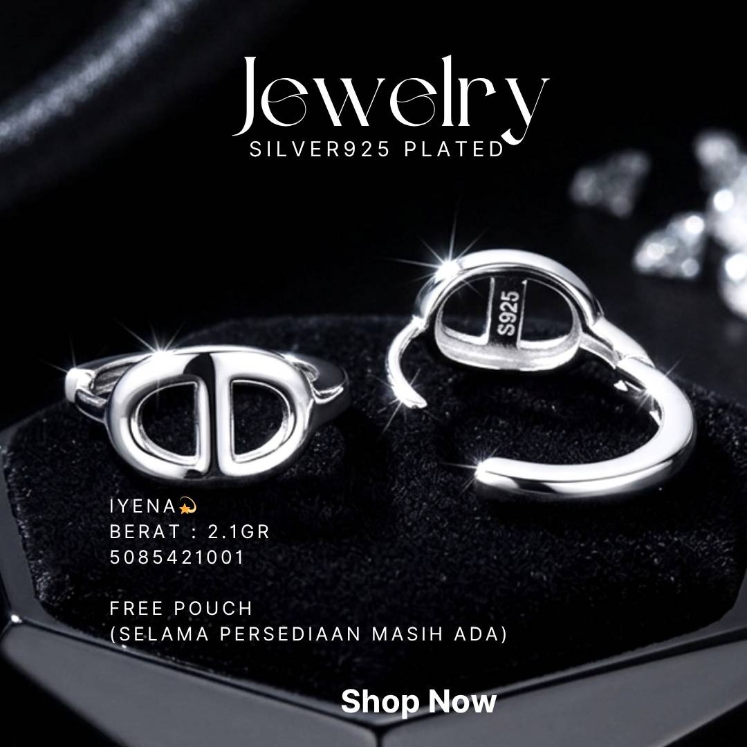 Anting perak 925 model Iyena huggie dengan motif cut-out di atas latar hitam