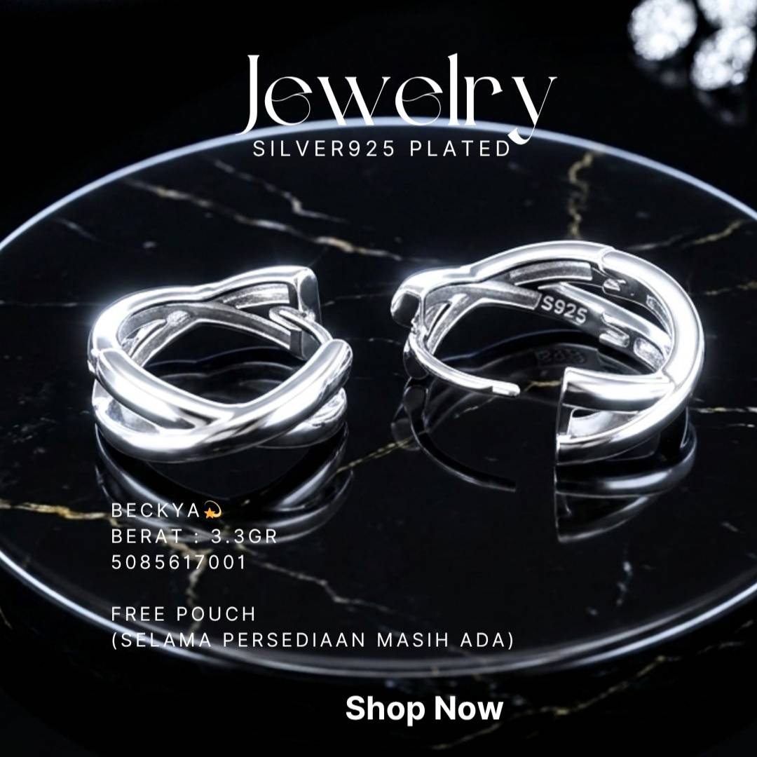 Anting perak 925 model Beckya huggie model silang di atas latar hitam