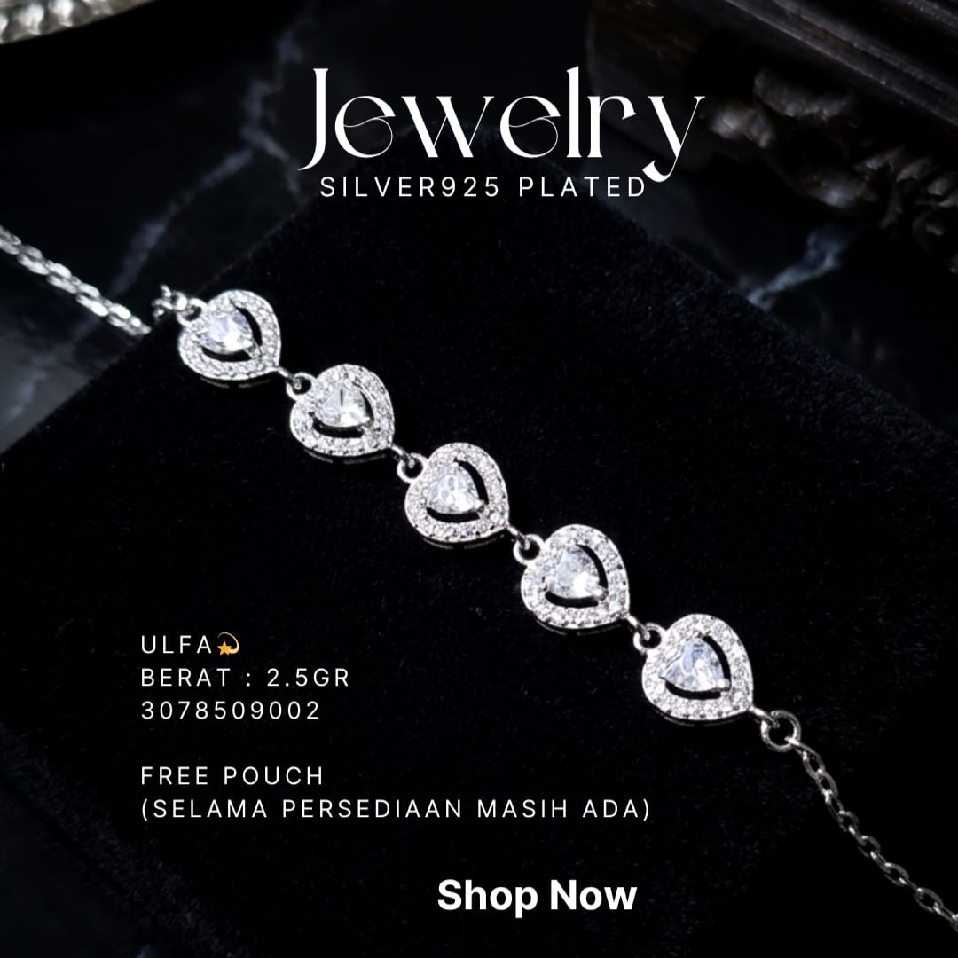 Gelang perak 925 model Ulfa dengan lima mata hati zirkonia di atas latar hitam