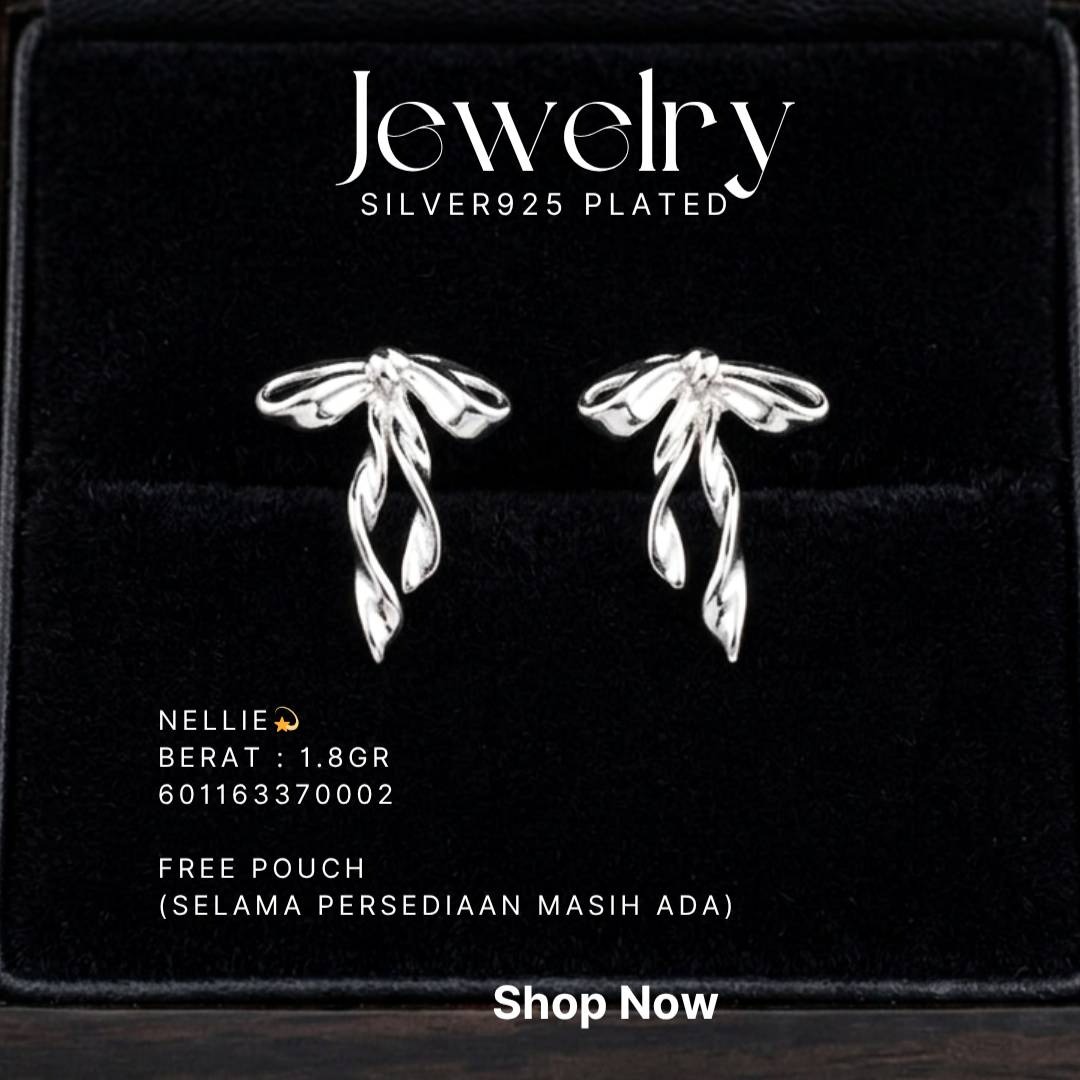Anting perak 925 model Nellie berbentuk pita di atas latar hitam