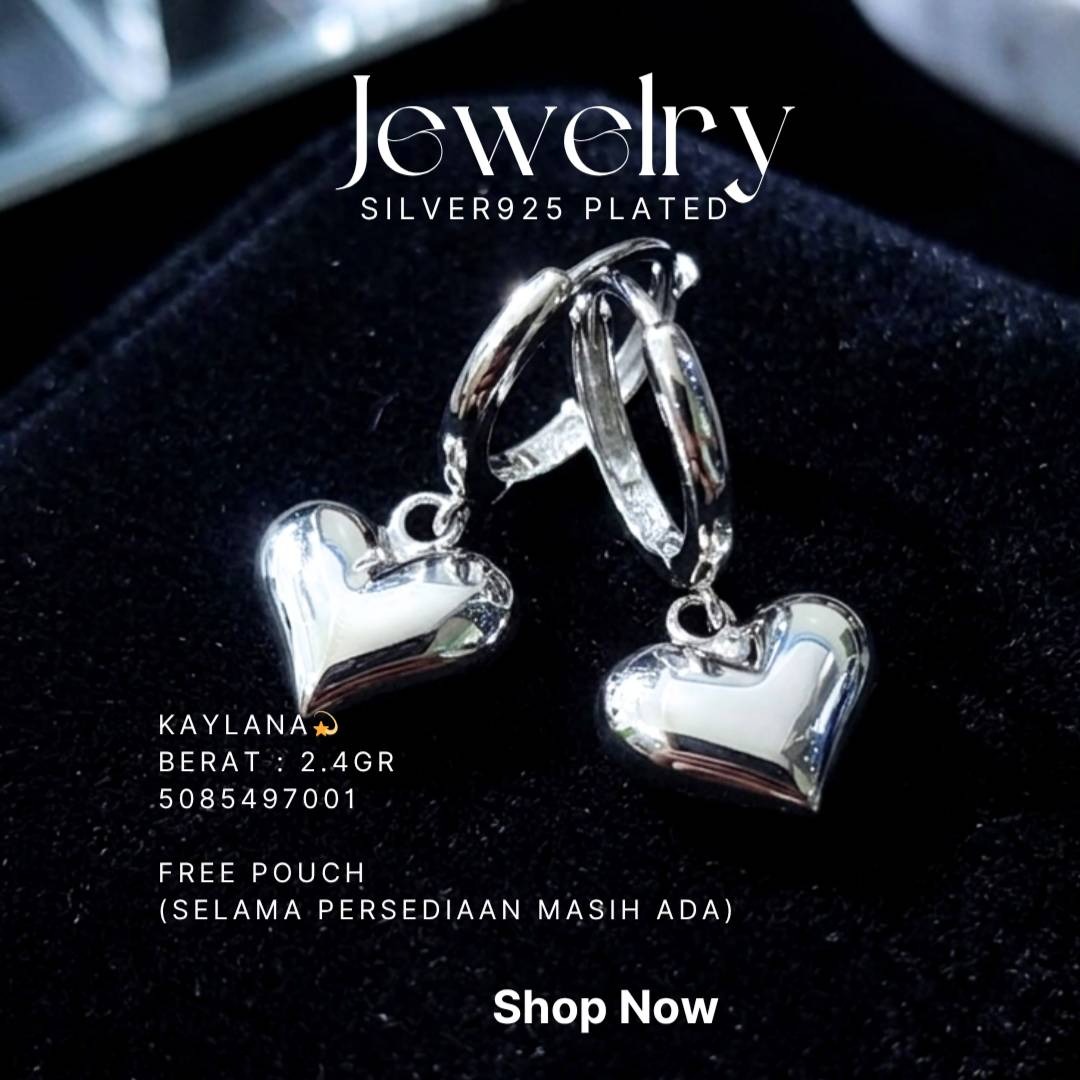 Anting perak 925 model Kaylana huggie dengan liontin hati mengkilap di atas kain hitam
