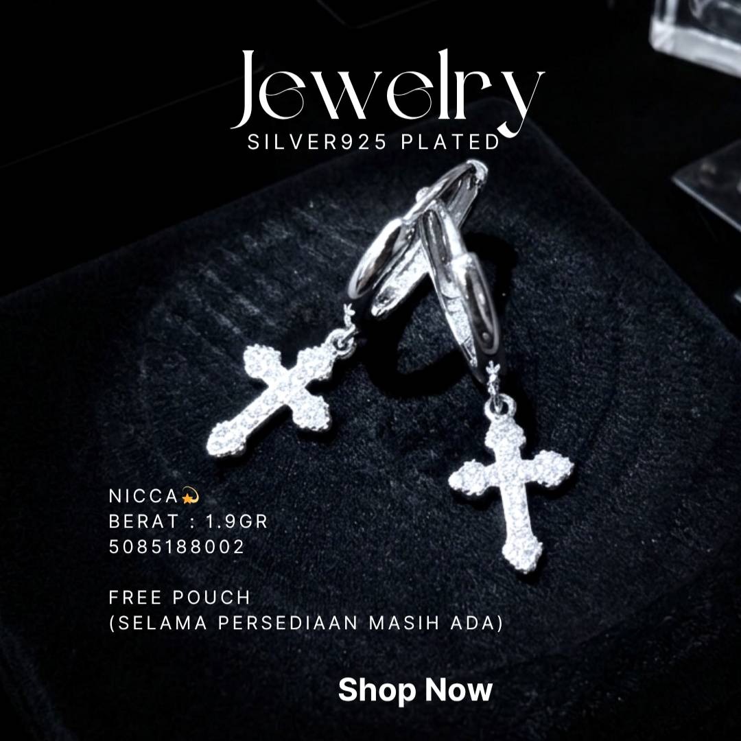 Anting perak 925 model Nicca huggie dengan liontin salib zirkonia di atas kain hitam
