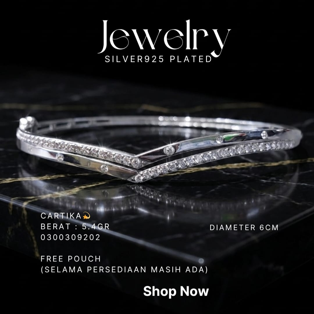 Gelang perak 925 model Cartika bangle V ganda dengan zirkonia di atas marmer hitam