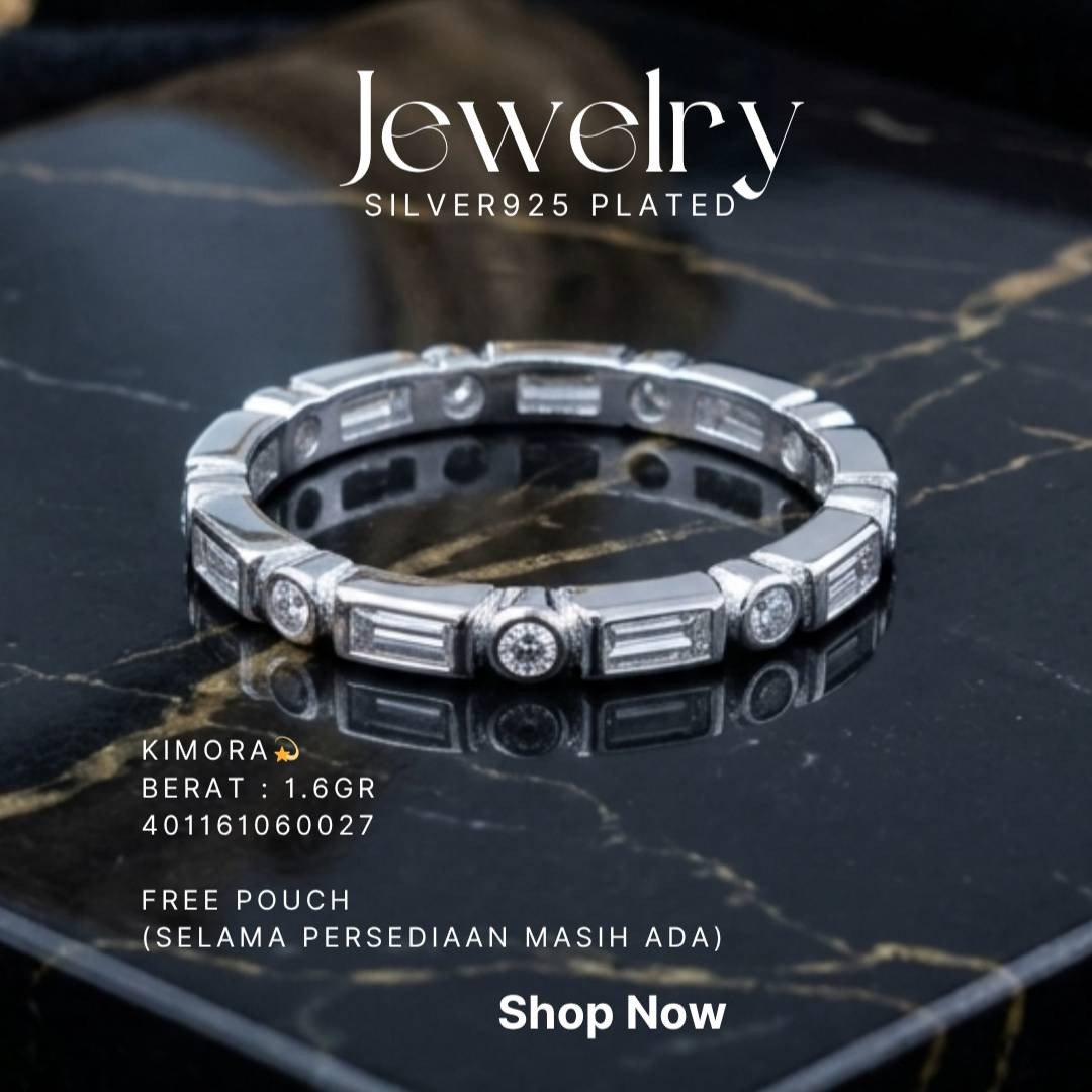 Cincin perak 925 model Kimora zirkonia baguette di atas latar hitam