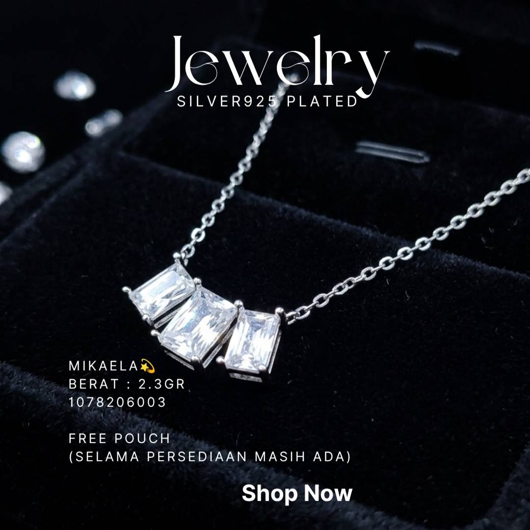Kalung perak 925 model Mikaela zirkonia baguette di atas latar hitam