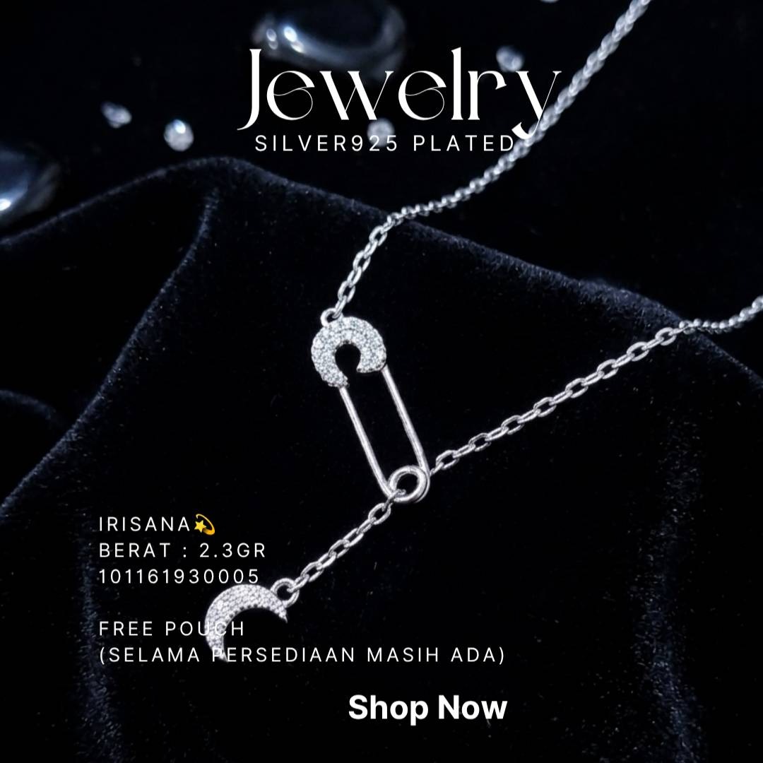 Kalung perak 925 model Irisana peniti bulan zirkonia di atas latar hitam