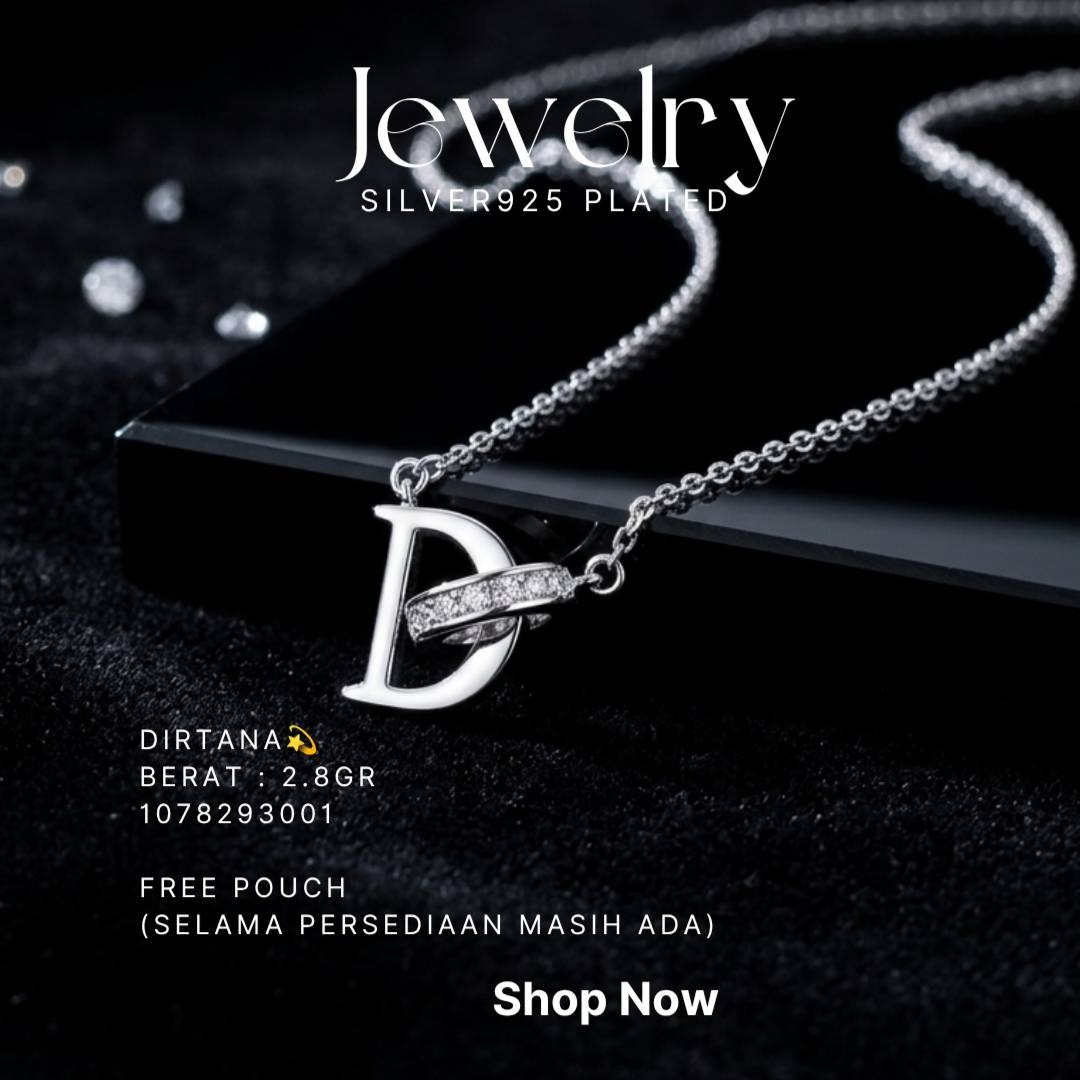 Kalung perak 925 model Dirtana inisial D zirkonia di atas latar hitam