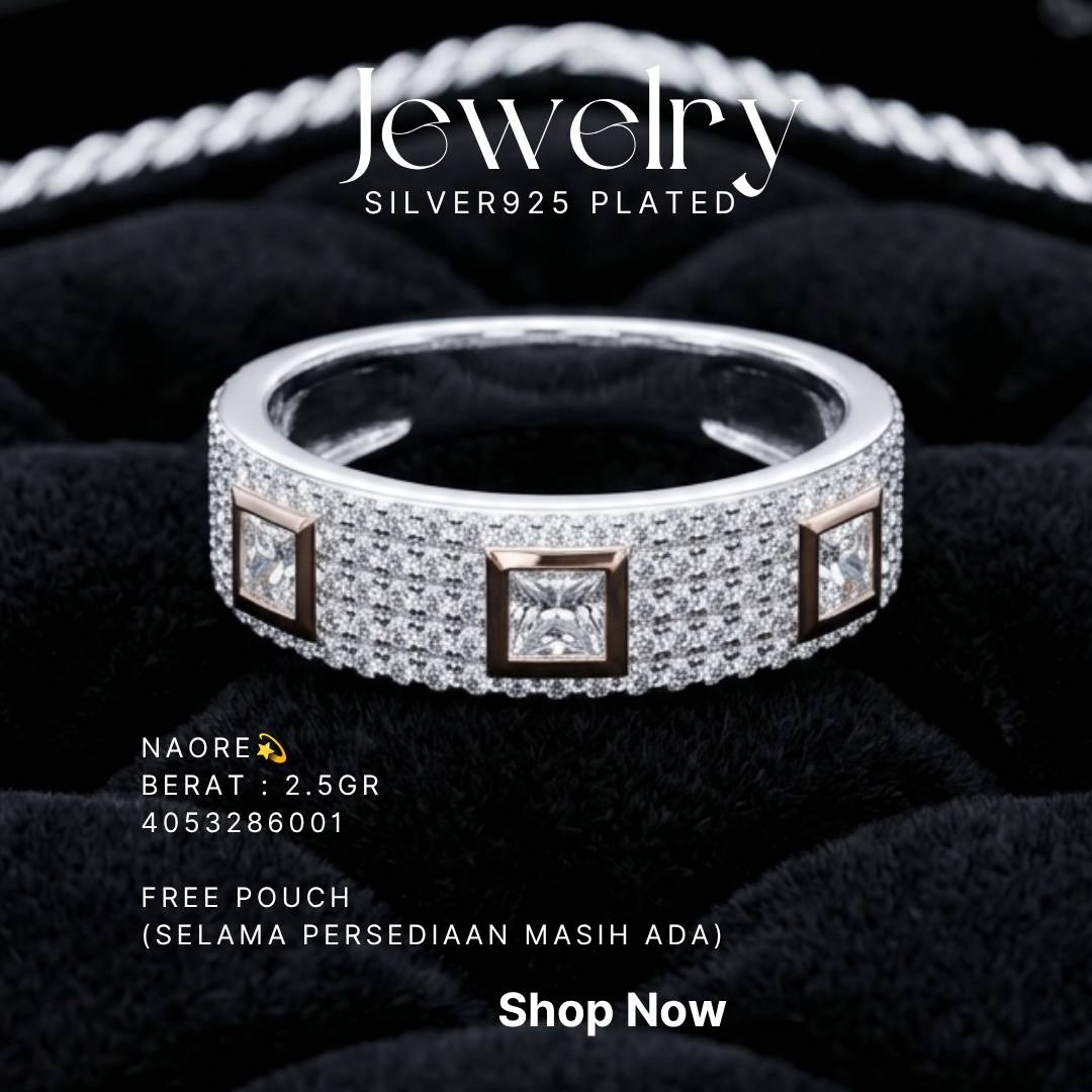 Cincin perak 925 model Naore lebar dengan tiga zirkonia persegi di atas kain beludru hitam